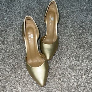 Soft gold pumps